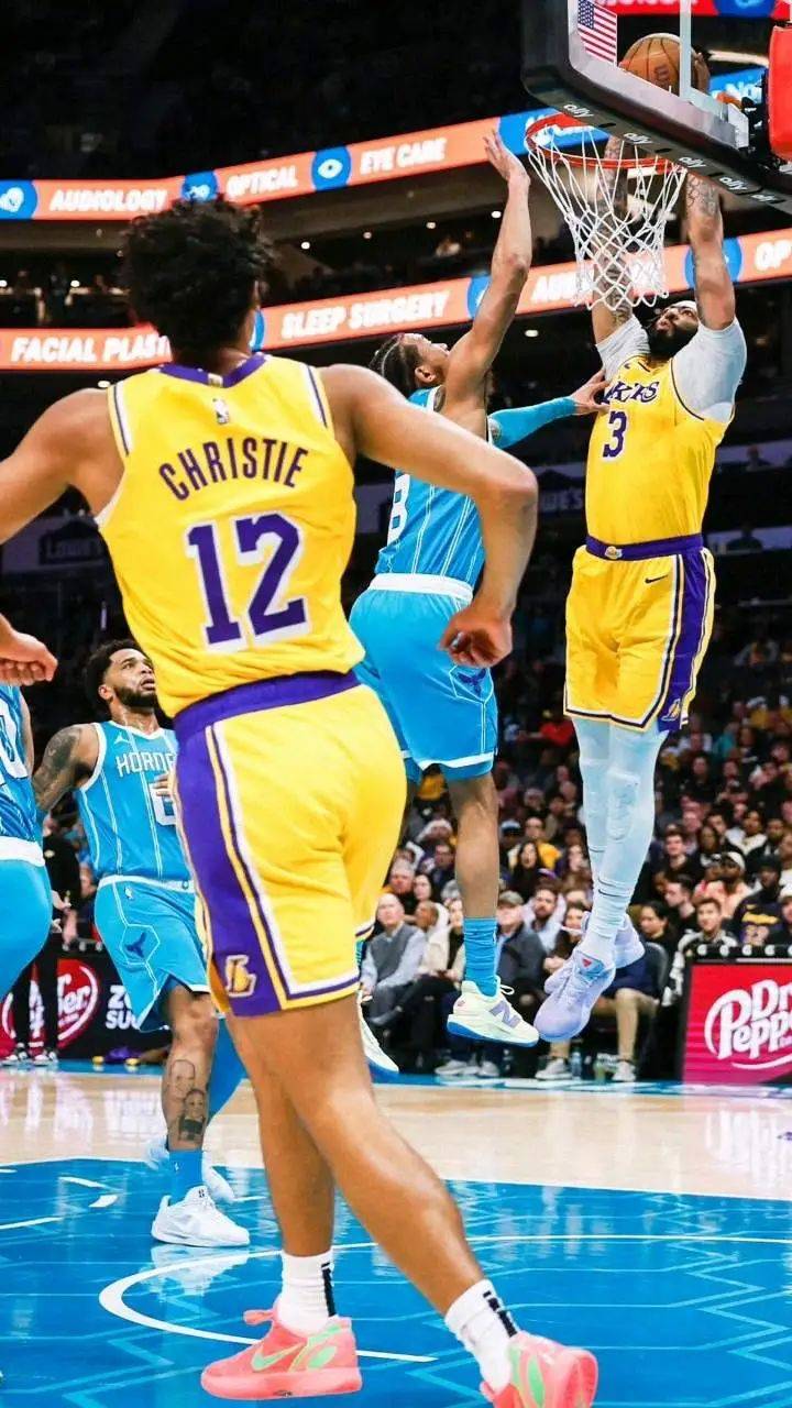 包含湖人B队强势湖人，浓眉制霸全场的词条