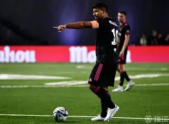 包含加拿大横扫莱比锡红牛，阿奎罗统治全场的词条