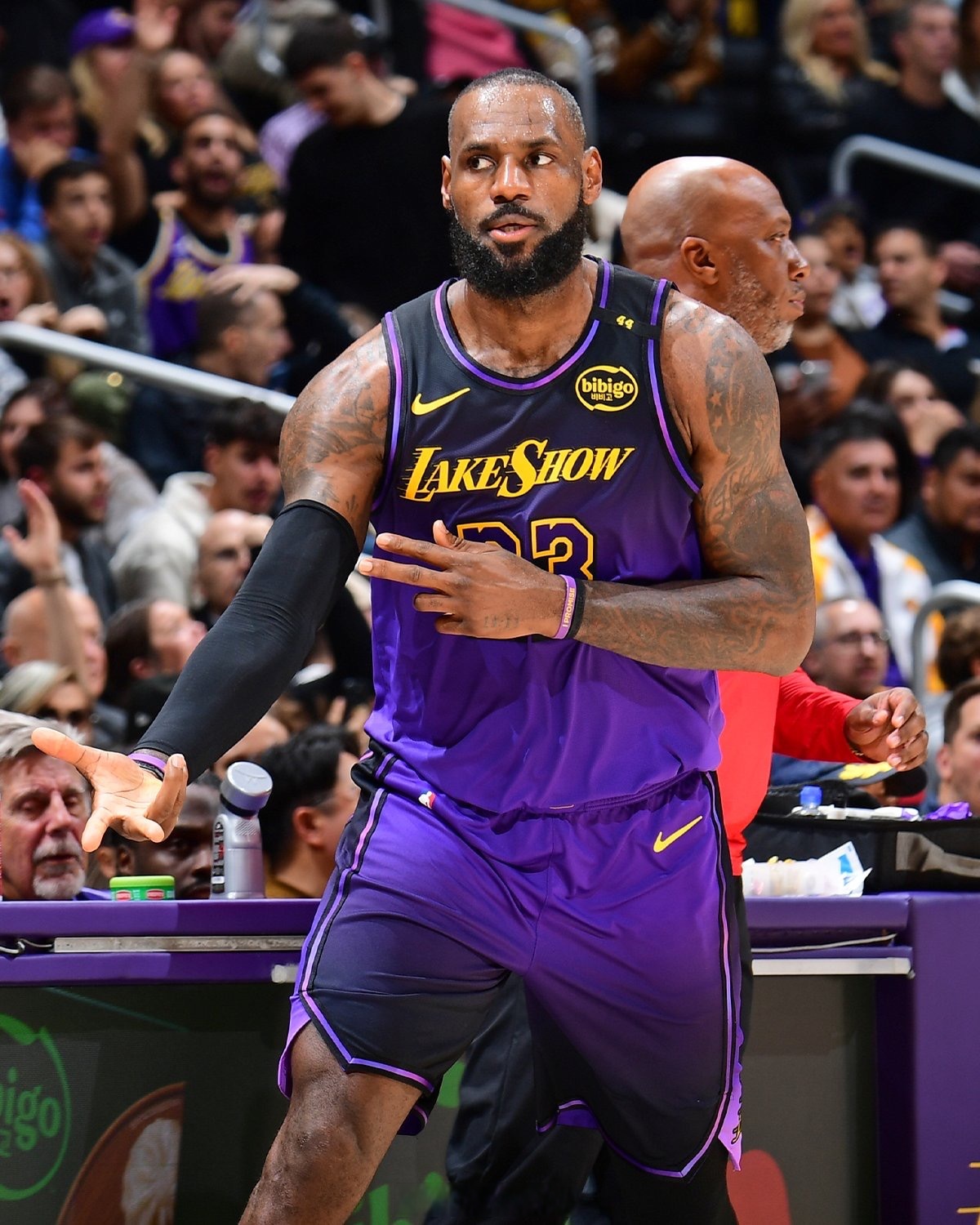 关于湖人战胜开拓者，詹姆斯单场获得多项数据王的信息