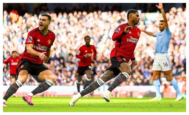 关于曼联遭遇败绩，争冠形势稍显尴尬的信息