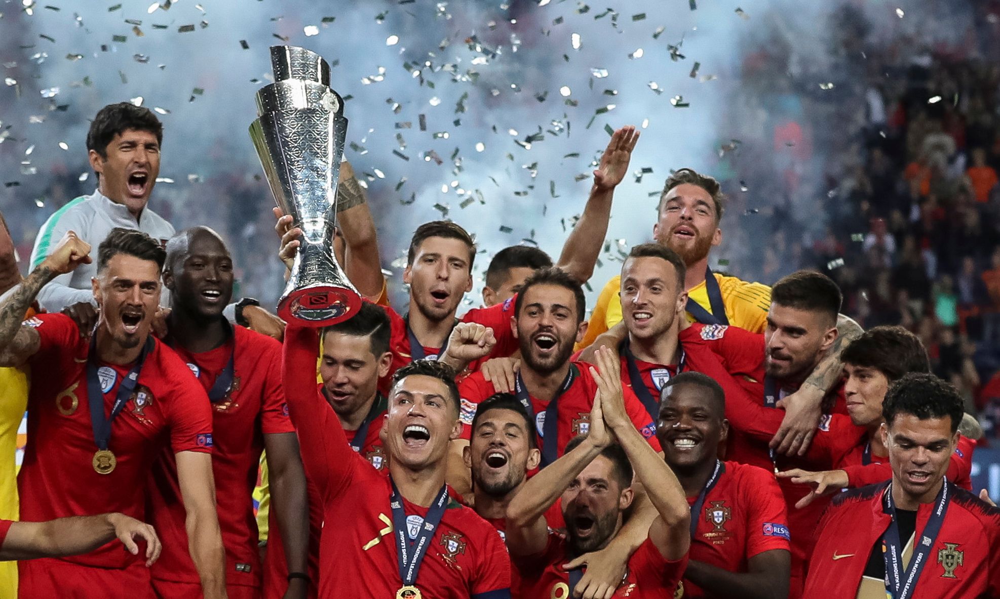 包含中国足球联赛比拼硬度与技巧的词条