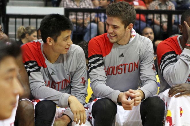 包含NBA球员高薪合同引发行业内讨论的词条