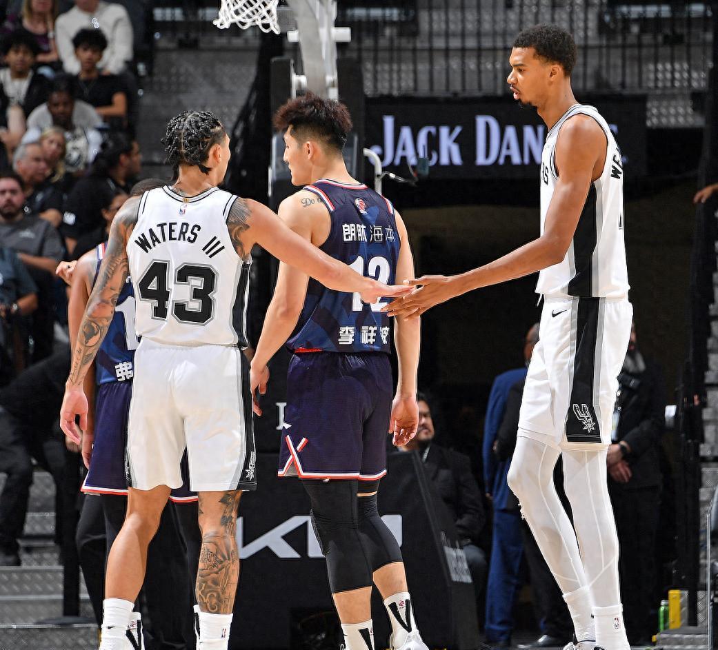 关于激烈竞争中的篮球明星们实力爆发成为焦点的信息