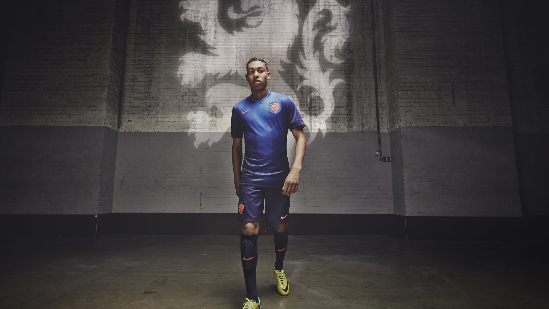 赛道上的红色逆袭，勒克莱尔率阿斯顿马丁绝境翻盘迈凯伦